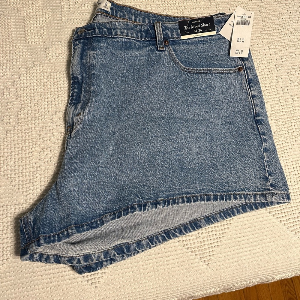 Abercrombie and Fitch curve love mom short